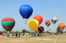 数千名游客参加崑嵩省热气球节