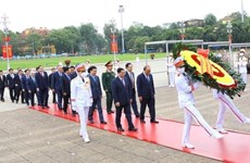 南方解放国家统一47周年：越南党和国家领导人拜谒胡志明主席陵墓