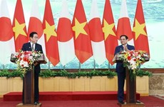 越南政府总理范明政与日本首相岸田文雄共同会见记者 出席合作文件交换仪式