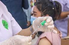 老挝当局鼓励人们接种新冠疫苗加强针