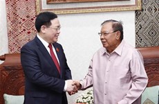 越南国会主席王廷惠拜访老挝人民革命党前总书记、国家主席
