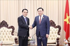 国会主席王廷惠会见老挝占巴塞省委书记兼省长维莱翁
