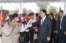 老挝各大报纸密集报道越南国会主席王廷惠访老之行