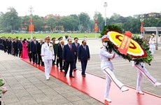 胡志明主席诞辰132周年：越南党和国家领导人入陵瞻仰胡志明主席遗容