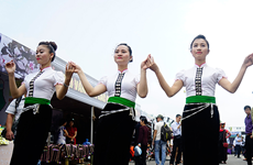 安沛省致力于保护站奏县泰族妇女传统服饰