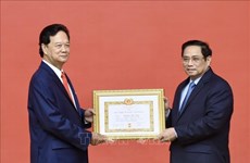 原越南政府总理阮晋勇获颁55年党龄纪念章
