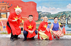 越南女画家通过绘画搭建越美两国友谊桥梁