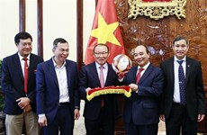 越南国家主席阮春福会见越南女国足和越南U23男足队教练