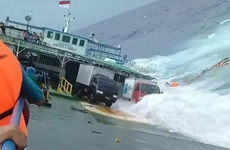 印尼日前发生一起渡轮倾覆事故 目前已救起25人失踪中的14名