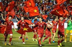 越南国家主席阮春福向在第31届东运会上取得优异成绩的运动员授予劳动勋章