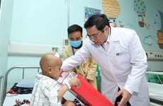 范明政总理走访看望中央儿科医院的儿童病人