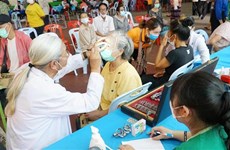 越南医生为老挝困难群众提供免费看病和发放药物