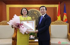 澳大利亚驻越南大使荣获越南“致力于自然资源与环境事业纪念章”