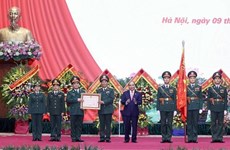 越南国家主席阮春福向11兵团授予三等保卫祖国勋章