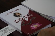 胡志明主席诗集《狱中日记》乌兹别克译本亮相