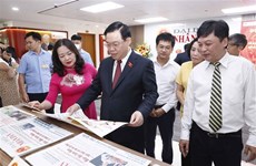 越南国会主席王廷惠在《人民代表报》社出席革命新闻日97周年纪念活动