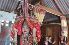 安沛省红瑶族同胞致力于保护传统服装文化 