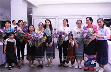 老挝和柬埔寨留学生了解越南家庭的传统文化