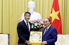 越南国家主席阮春福会见越南驻瑞士名誉领事菲利普·罗斯勒