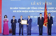 国家主席阮春福向越南制药总公司颁发一等劳动勋章