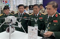 越南国防部代表团参加2022年国防工业展览会