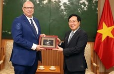 越南政府常务副总理范平明会见丹麦大使