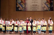越南国家副主席武氏映春出席为特困儿童筹款的“梦想音乐会”