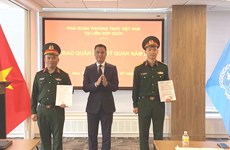 越南首两位维和军官在纽约荣获军衔