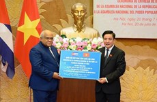 越南国会向古巴国会移交赠品