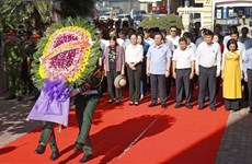 越南国会主席王廷惠敬香缅怀在广义省牺牲的英雄烈士