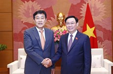 越南国会主席王廷惠会见韩亚金融集团总裁金正泰