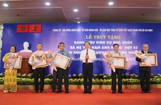 胡志明市举行“越南英雄母亲”和“人民武装力量英雄”称号授予仪式