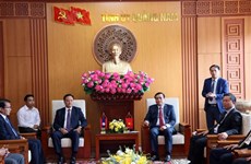 老挝沙湾拿吉省代表团访问越南广南省