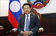 老挝政府副总理：越南与老挝为东盟共同体建设作出了巨大贡献