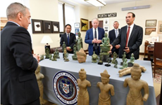 美国向柬埔寨归还30件被盗文物