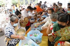 旅居老挝越南人举行活动 庆祝盂兰节