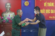 热爱越南日本人协会向宁平省橙剂受害者赠送慰问品