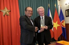 越南向捷克文学协会主席卡雷尔颁发第七次全国对外新闻奖奖项