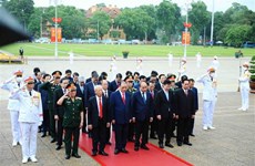 越南国庆77周年：党和国家领导入陵瞻仰胡志明主席遗容