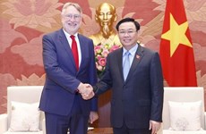 越南国会主席王廷惠会见欧洲议会国际贸易委员会主席兰格
