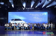 Vinfast首批100辆电动汽车VF8正式向客户交付