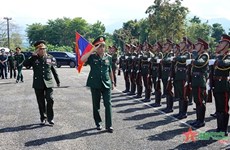 越南国防部长潘文江大将探访老挝人民军1步兵师