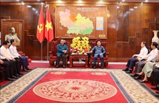 老挝人民革命青年团中央书记处书记蒙赛•劳姆松访问北宁省