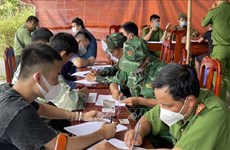 在柬越南劳动者想办法通过木牌国际口岸回国