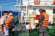 越南渔检及时救助一名在海上从事捕捞作业的发病渔民