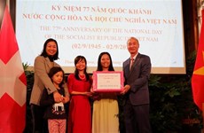 越南向瑞士越南人协会颁发奖状