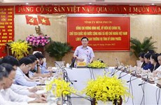 越南国会主席王廷惠与平福省委常委会举行工作会谈