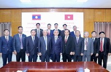 越南和平委员会主席汪周刘与老挝和平与团结委员会主席宋玛·奔舍那举行会谈
