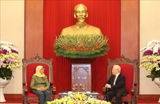 越共中央总书记阮富仲会见新加坡总统哈莉玛·雅各布