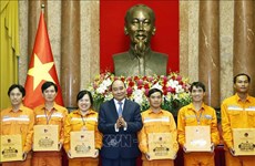 越南国家主席阮春福会见电力优秀员工